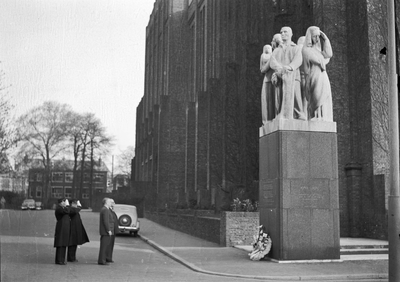 166927 Afbeelding van de kranslegging bij het monument voor tijdens de oorlog gevallen spoorwegpersoneel aan het ...